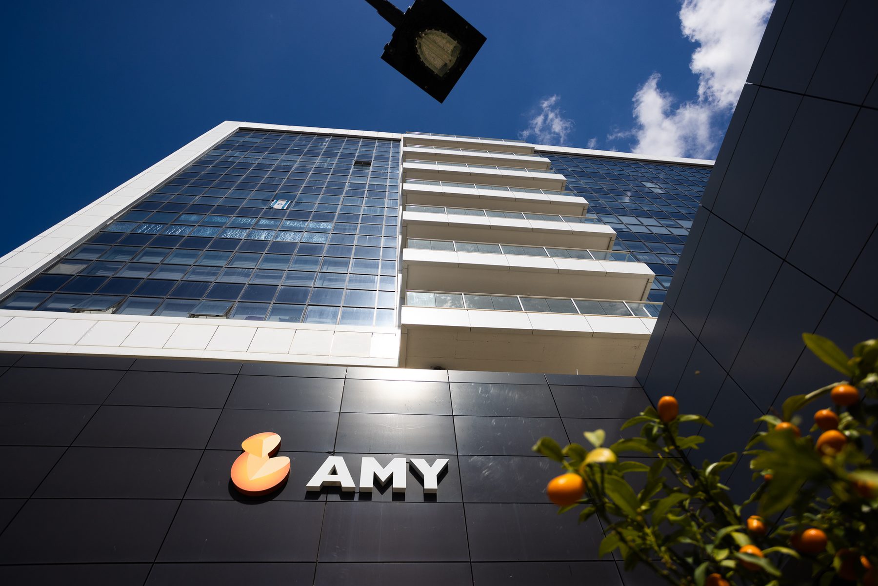 חזית בניין AMY ומרפסות הבניין