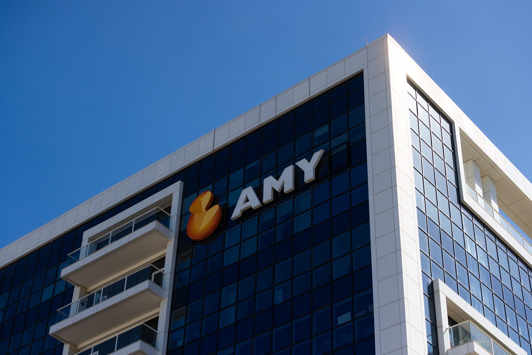 מבט מקרוב על חזית זכוכית AMY