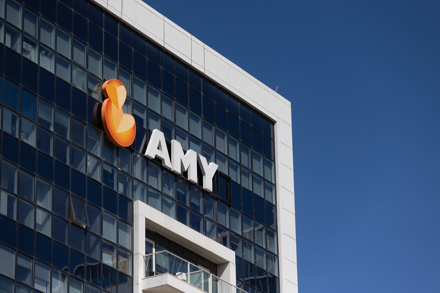 סמל AMY על מעטפת הזכוכית של הבניין