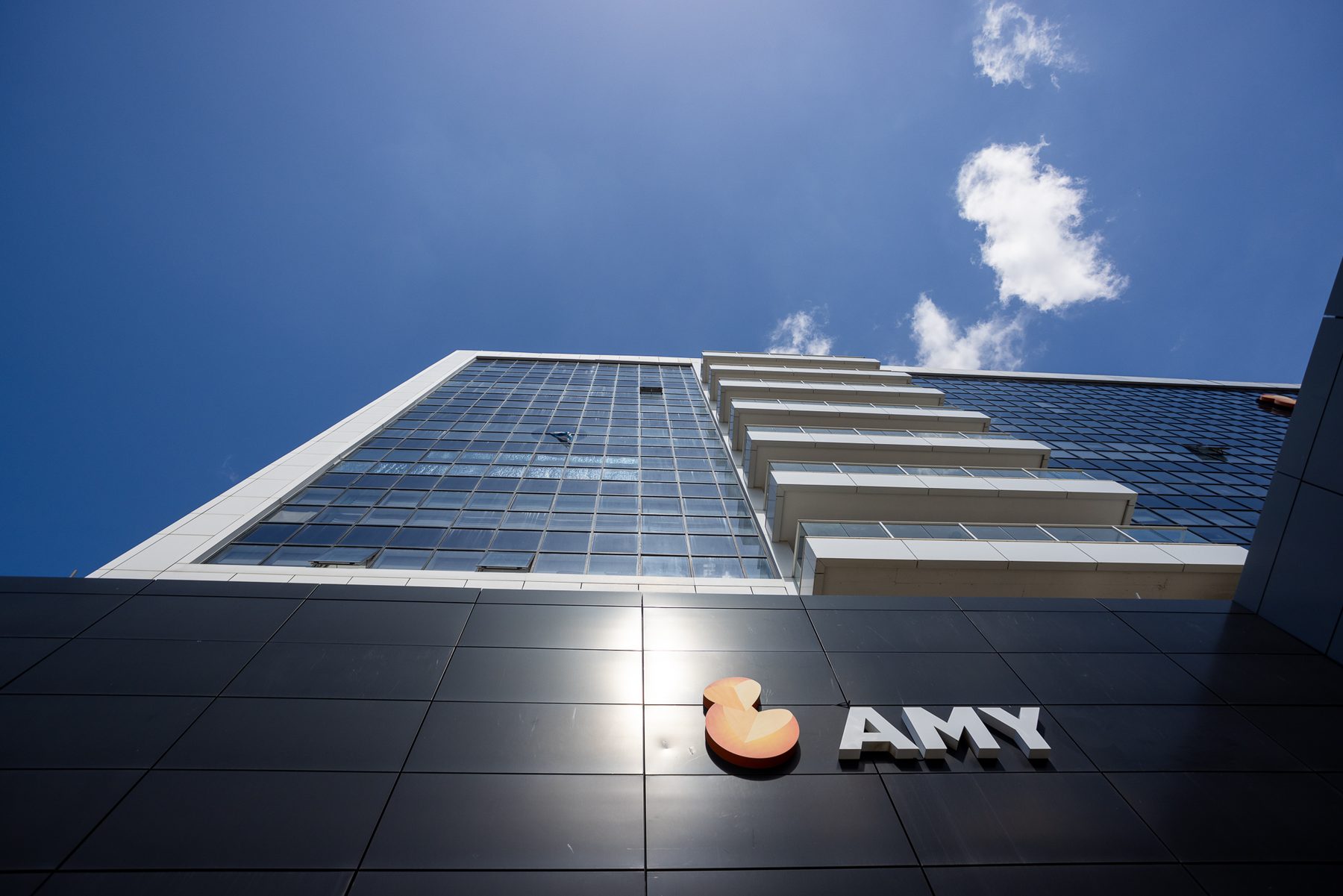 שלט AMY בחזית עם מרפסות