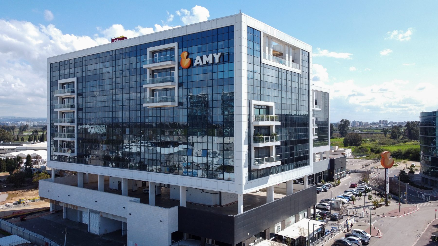 מבט רחב על שני בנייני AMY והמרחב העסקי