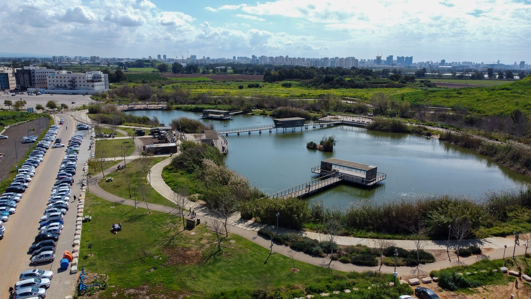 מבט על האגם והפארק האקולוגי בסביבת מתחם AMY Business Center